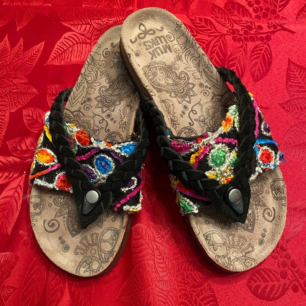 Muk Luk Elaine Thong Sandal in Bright colors - Size 9